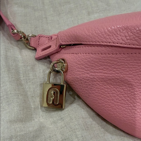 Furla Crossbody Bag in Pink Leather with gold hardware - Picture 4 of 11